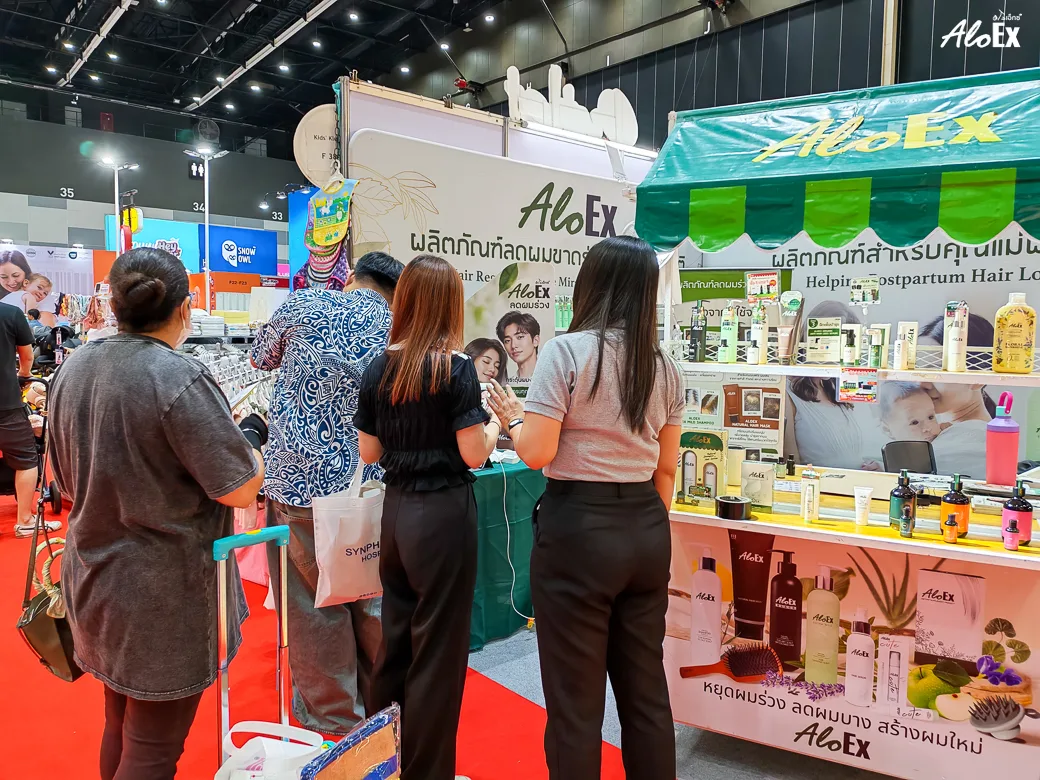 ลูกค้าเลือกชมและสอบถามผลิตภัณฑ์ที่บูธ AloEx H22 ในงาน Amarin Baby & Kids Fair Carnival 2026