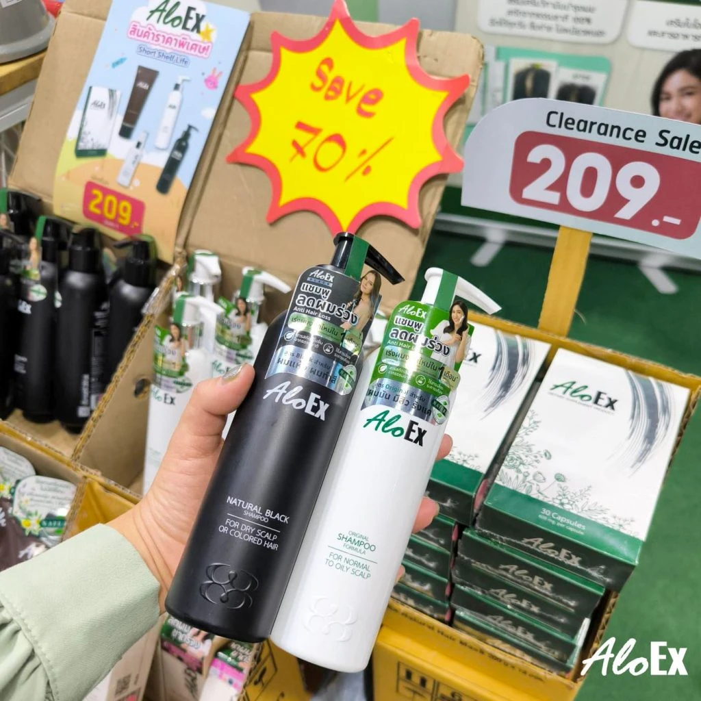 ทีม AloEx ให้คำแนะนำผลิตภัณฑ์แก่ลูกค้าที่บูธ