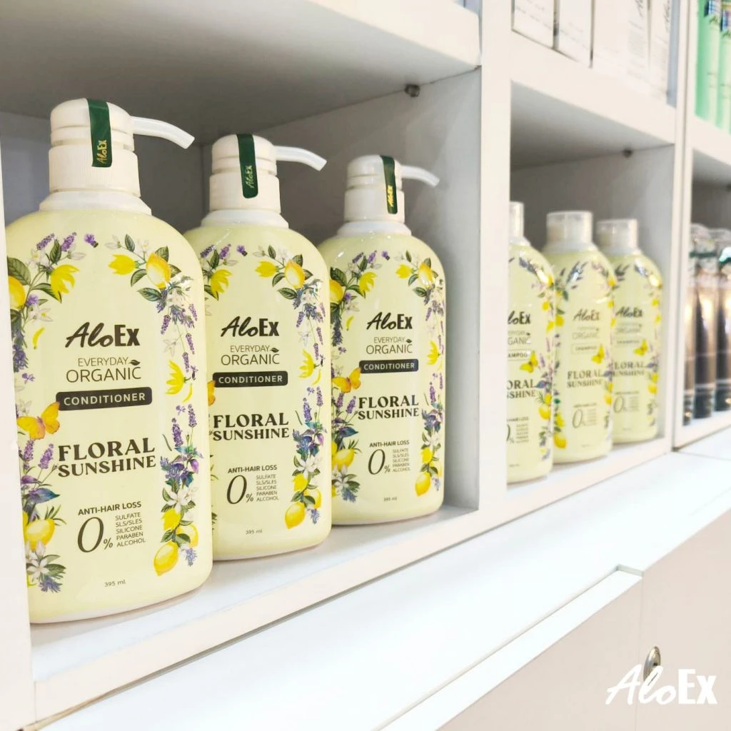 ลูกค้าแวะเยี่ยมชมและเลือกซื้อผลิตภัณฑ์ AloEx ที่บูธ