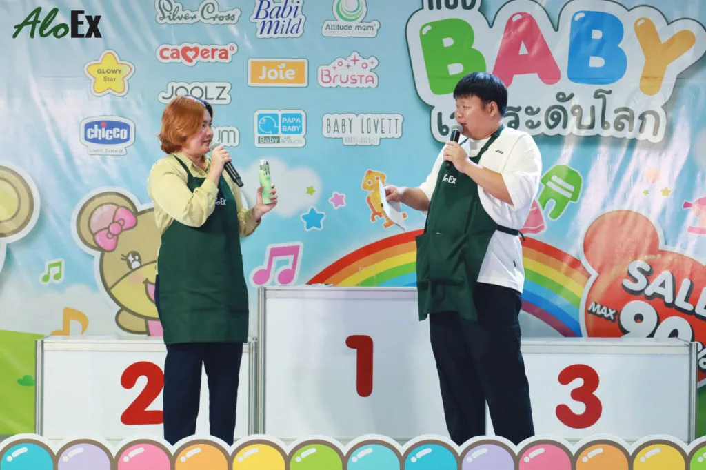 ลูกค้าเลือกซื้อสินค้า AloEx ที่บูธในงาน Thailand Baby and Kids Best Buy