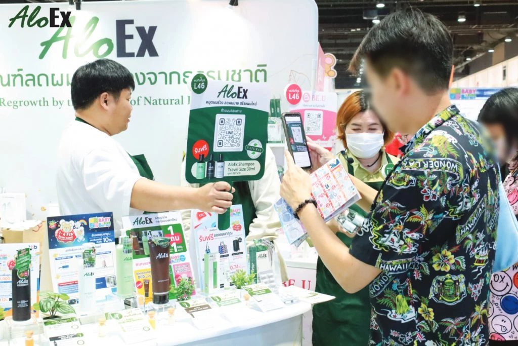 ทีมงาน AloEx ให้คำปรึกษาดูแลเส้นผมแก่ลูกค้าในงาน