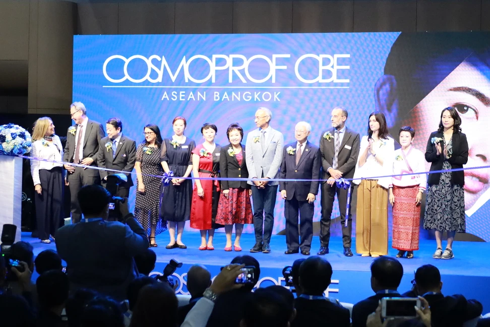 ทีมงาน AloEx ต้อนรับผู้เข้าชมบูธในงาน Cosmoprof CBE ASEAN 2024