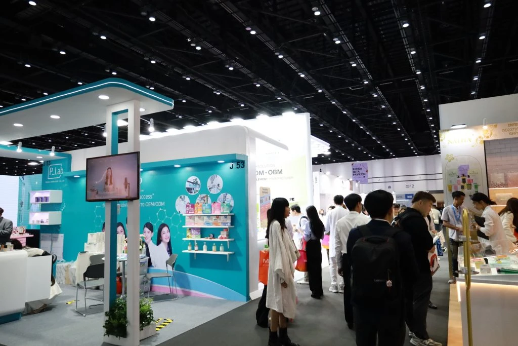 ผู้สนใจจากต่างประเทศเยี่ยมชมบูธ AloEx เพื่อพูดคุยเรื่องการส่งออก