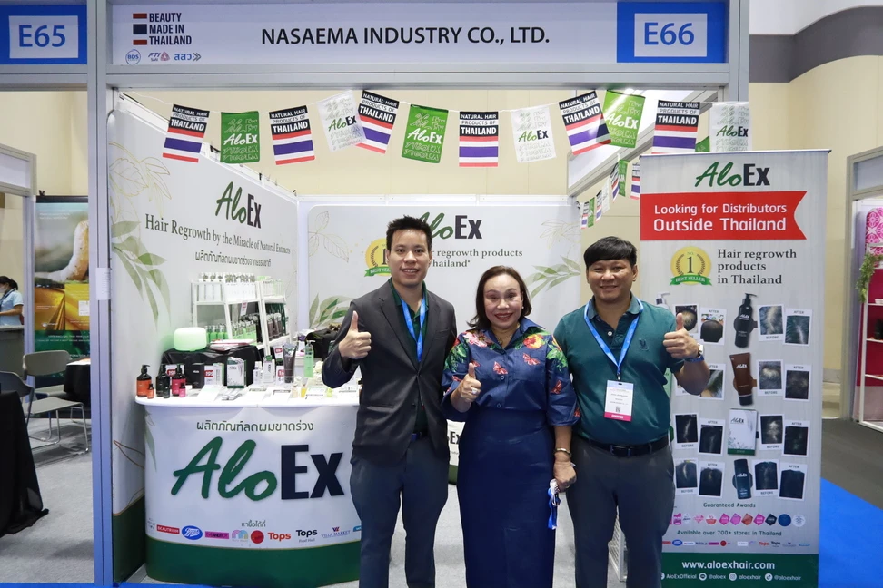 บรรยากาศภายในบูธ AloEx ผู้เข้าร่วมทดลองและรับคำแนะนำผลิตภัณฑ์