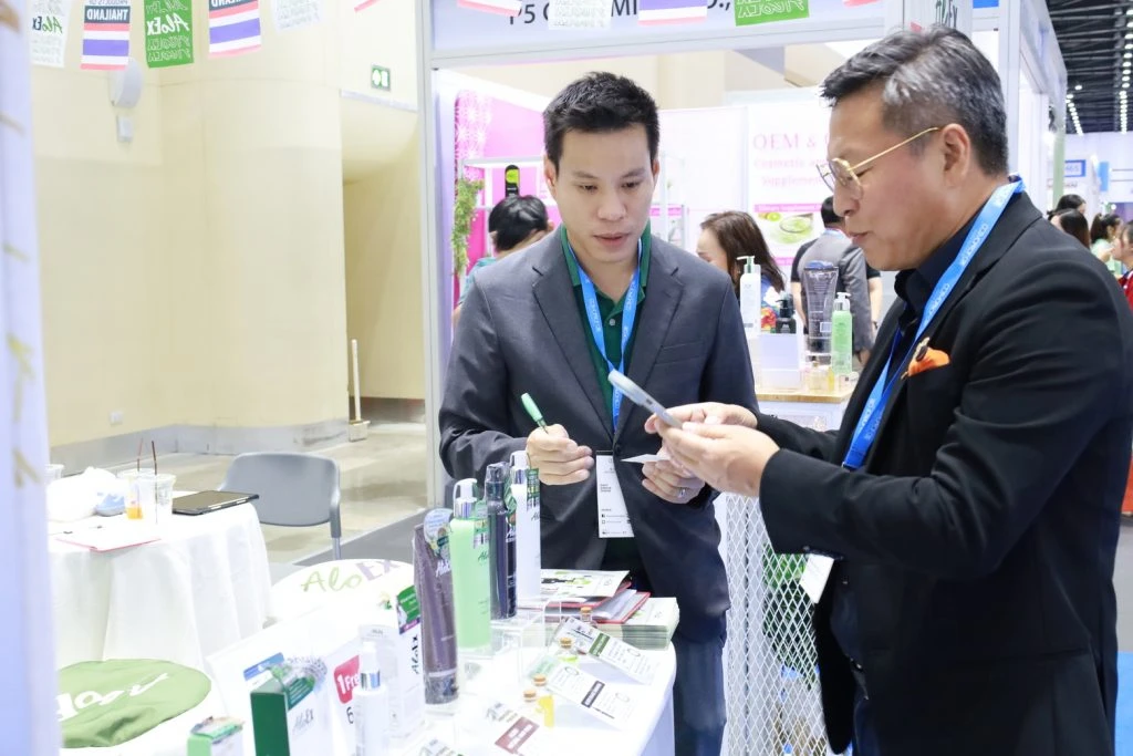 ลูกค้าและผู้ประกอบการเลือกซื้อผลิตภัณฑ์ AloEx ที่บูธในงาน