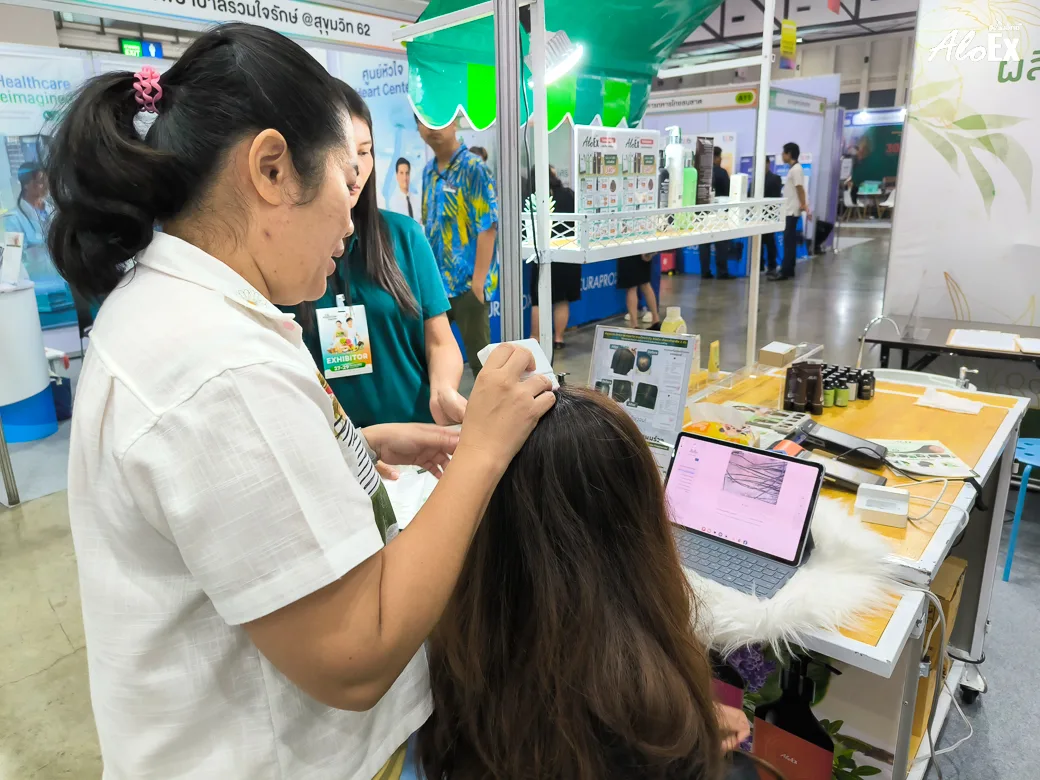 AloEx B26 ပြခန်းတွင် စကင်ကင်မရာဖြင့် အခမဲ့ ဆံသားနှင့် ဦးရေပြား စစ်ဆေးပေးနေစဉ်