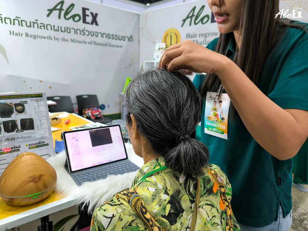 AloEx ကျွမ်းကျင်သူသည် B26 ပြခန်းတွင် ဦးရေပြားအခြေအနေကို ဆန်းစစ်ပြီး အကြံဉာဏ်ပေးနေစဉ်
