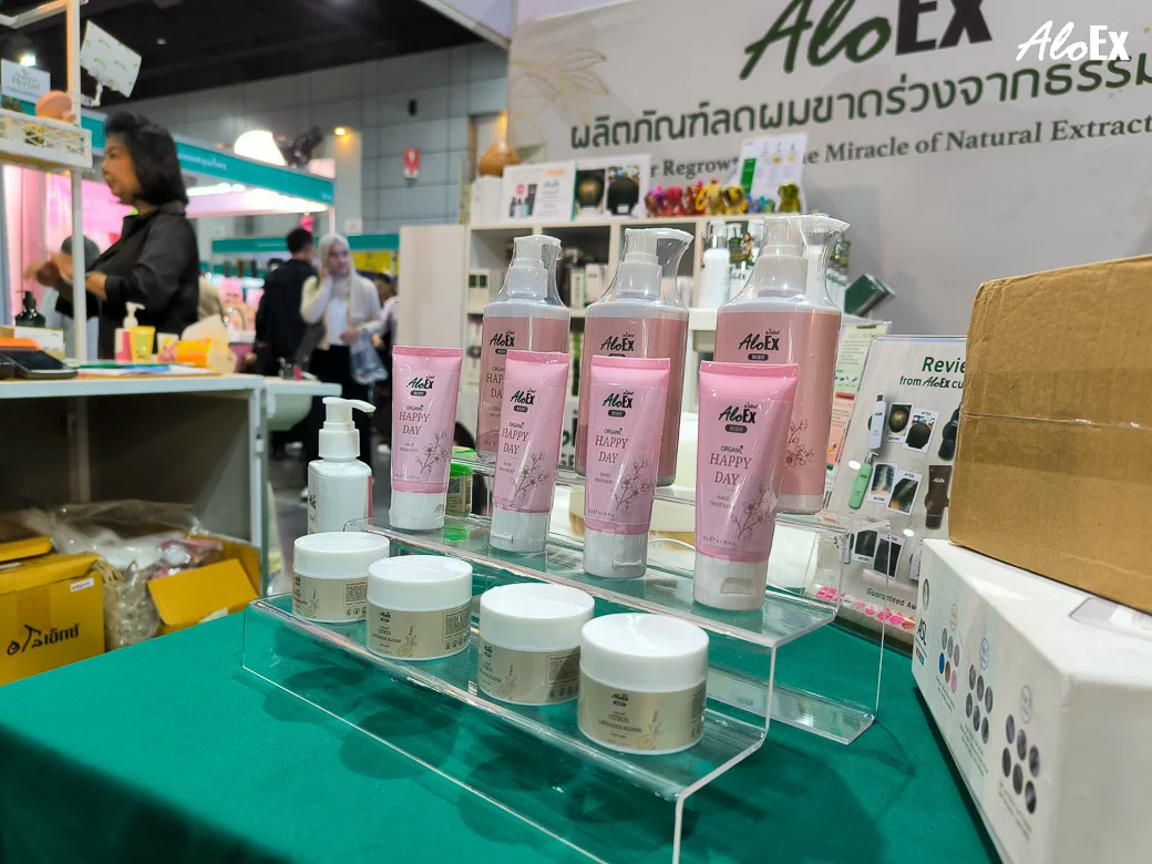 B20 展位陈列的 AloEx Bath Gel(Happy Day 香型)与 Hair Mask