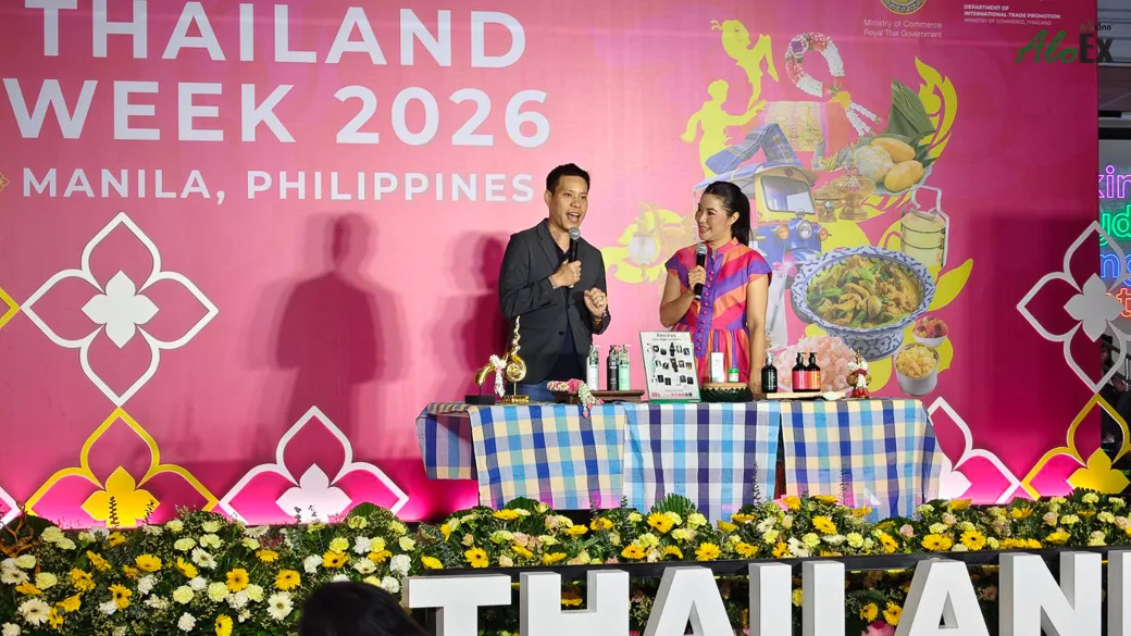 မနီလာ Thailand Week 2026 ပင်မစင်မြင့်ပေါ်တွင် အစီအစဉ်တင်ဆက်သူများမှ AloEx ထုတ်ကုန်များ မိတ်ဆက်နေစဉ်