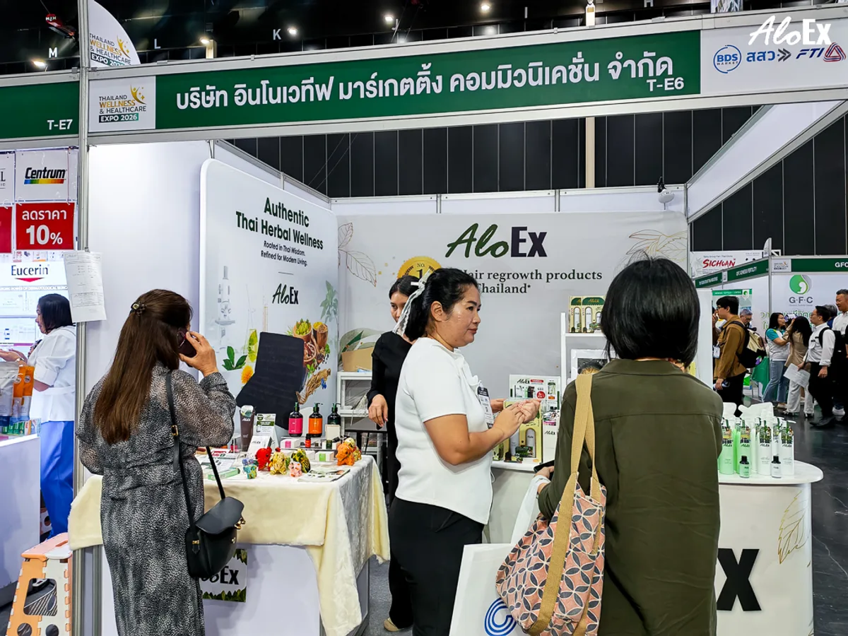 观展者在 Thailand Wellness & Healthcare Expo 2026 对 AloEx 展位表现出兴趣
