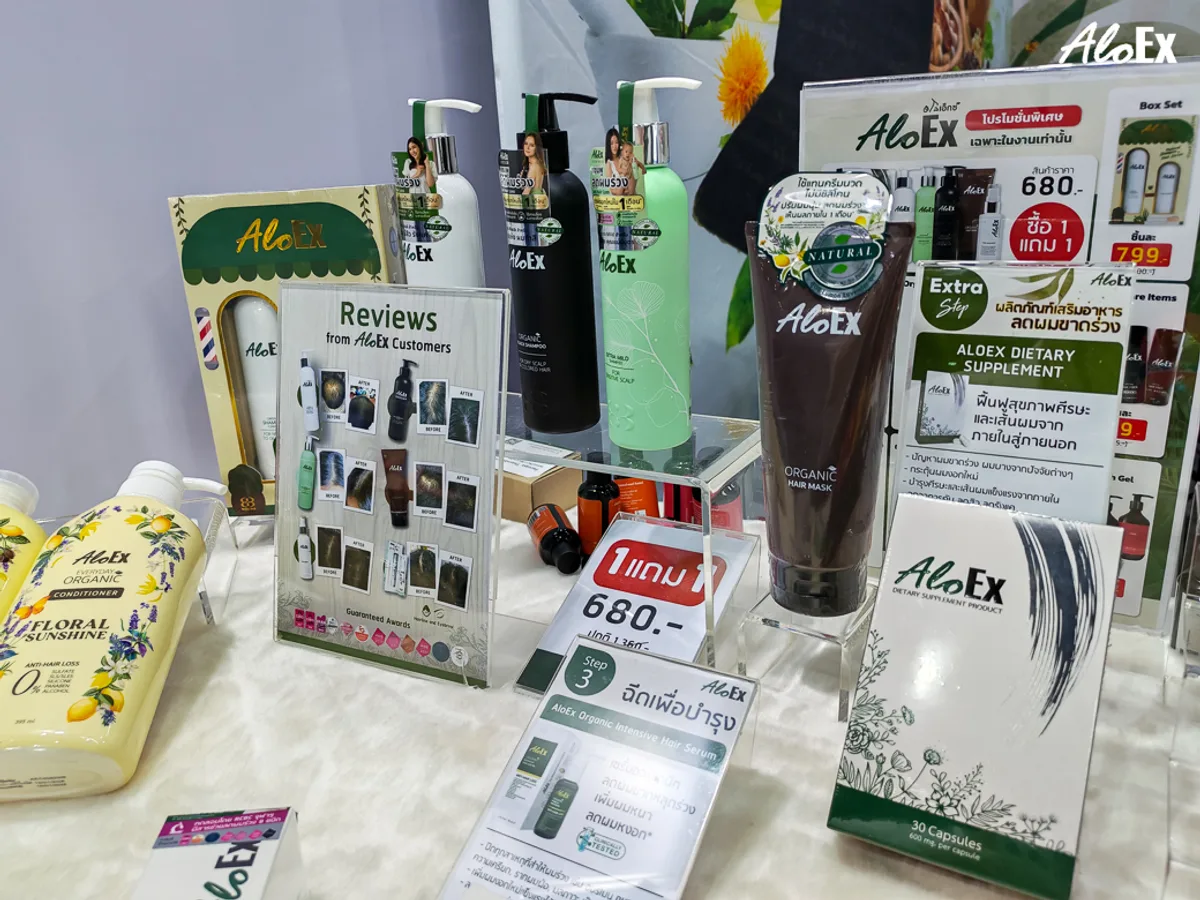 E6 展位陈列的 AloEx 顾客使用前后对比评价展板