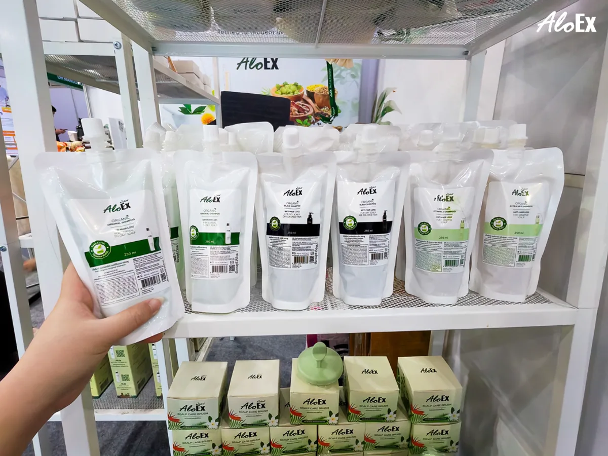 E6 展位陈列并可试用的 AloEx 补充包装洗发水