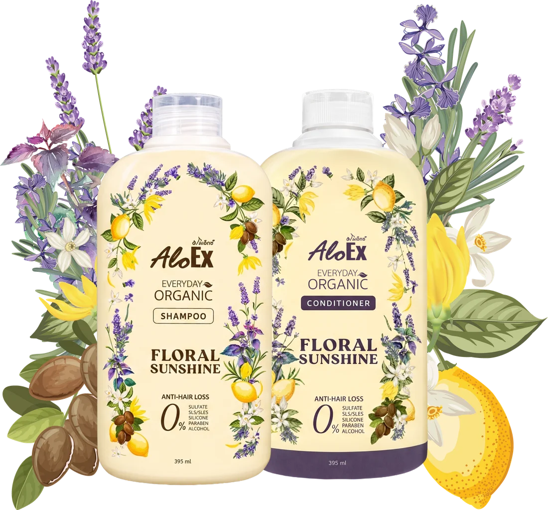 ขวดแชมพูและครีมนวด AloEx Everyday Organic Floral Sunshine วางคู่กัน ล้อมด้วยดอกลาเวนเดอร์ กระดังงา มะนาว และเมล็ดอาร์แกน